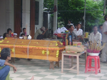 Thi hài của mẹ con sản phụ Nguyễn Thị Vinh đã được người thân đưa về nhà làm lễ an táng vào chiều ngày 5/9