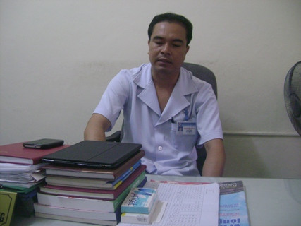 Bác sỹ Nguyễn Hồng Trường - Phó GĐ Bệnh viện đa khoa TP.Vinh khẳng định ekip làm việc hôm xảy ra sự việc đã làm đúng quy trình, phác đồ điều trị và số tiền 350 triệu đồng là tiền hỗ trợ chứ không phải là tiền đền bù Bác sỹ Nguyễn Hồng Trường - Phó GĐ Bệnh viện đa khoa TP.Vinh khẳng định ekip làm việc hôm xảy ra sự việc đã làm đúng quy trình, phác đồ điều trị và số tiền 350 triệu đồng là tiền hỗ trợ chứ không phải là tiền đền bù