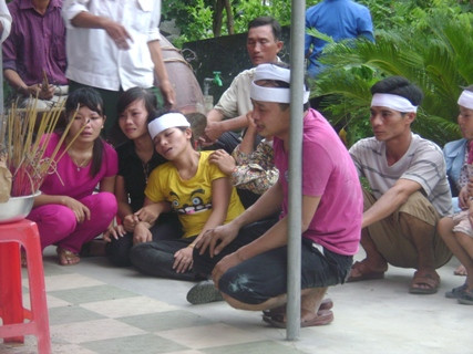 Nỗi đau của người thân sản phụ Vinh