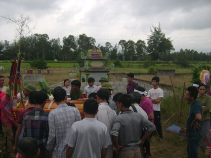 Trong chốc lát hai mẹ con chị Vinh đã trở thành những cố nhân. Đau lòng hơn khi một ngôi mộ có đến hai mạng người