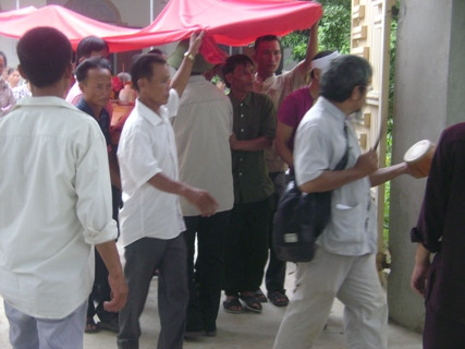 Bạn bè, người thân di chuyển quan tài sản phụ Vinh ra xe tang