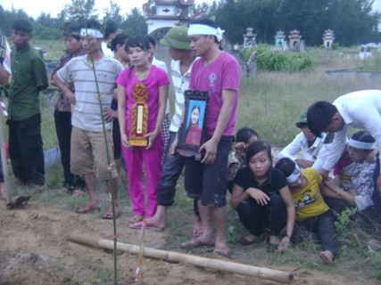 Nỗi đau của anh Trường (người cầm di ảnh) trong khi chưa kịp làm bố đã mất đi cả người vợ và người con chưa kịp sinh