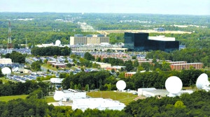 Radar và ăng-ten xung quanh trụ sở tin tặc quân Mỹ được bố trí dày đặc Radar và ăng-ten xung quanh trụ sở tin tặc quân Mỹ được bố trí dày đặc