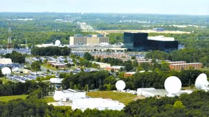 Radar và ăng-ten xung quanh trụ sở tin tặc quân Mỹ được bố trí dày đặc