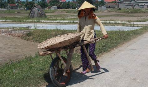 12 giờ trưa lúc nắng nóng khủng khiếp nhất mọi người đều tìm nơi trốn nắng thì đó mới là thời điểm lao động chính của Diêm dân (ảnh Xuân Hòa) 12 giờ trưa lúc nắng nóng khủng khiếp nhất mọi người đều tìm nơi trốn nắng thì đó mới là thời điểm lao động chính của Diêm dân (ảnh Xuân Hòa)