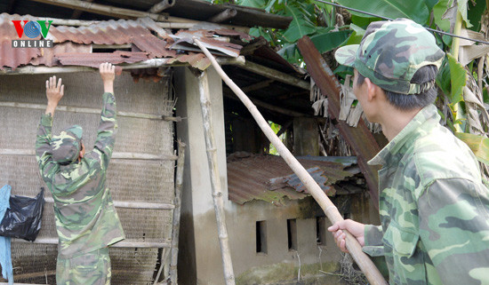 Lũ lụt làm xiêu, chúng con sửa lại.