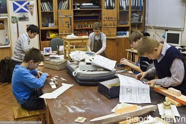 Tại Moscow, những câu lạc bộ như vậy đã quay trở lại, chúng thường được mở cửa và đón tiếp các thành viên khoảng 1 tuần mỗi lần. Tại Moscow, những câu lạc bộ như vậy đã quay trở lại, chúng thường được mở cửa và đón tiếp các thành viên khoảng 1 tuần mỗi lần.