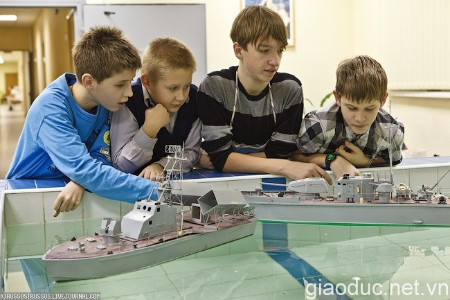 Họ đã từng là những thành viên của các câu lạc bộ chế tạo mô hình và chính những nơi này đã hun đúc niềm đam mê nghiên cứu khoa học và chế tạo máy móc, góp phần không nhỏ vào định hướng nghề nghiệp tương lai. Họ đã từng là những thành viên của các câu lạc bộ chế tạo mô hình và chính những nơi này đã hun đúc niềm đam mê nghiên cứu khoa học và chế tạo máy móc, góp phần không nhỏ vào định hướng nghề nghiệp tương lai.