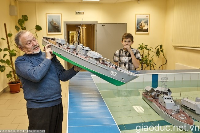 Trong quá khứ, hàng ngàn trẻ em Liên Xô, có những người sau đó đã trở thành những tài năng khoa học, kỹ sư chế tạo máy móc quân sự lừng danh cho quân đội. Trong quá khứ, hàng ngàn trẻ em Liên Xô, có những người sau đó đã trở thành những tài năng khoa học, kỹ sư chế tạo máy móc quân sự lừng danh cho quân đội.