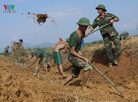 Xúc phăng những đống bùn.