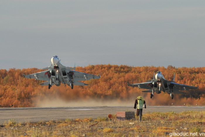 Các tiêm kích của Không quân, Hải quân Nga xuất phát từ căn cứ.