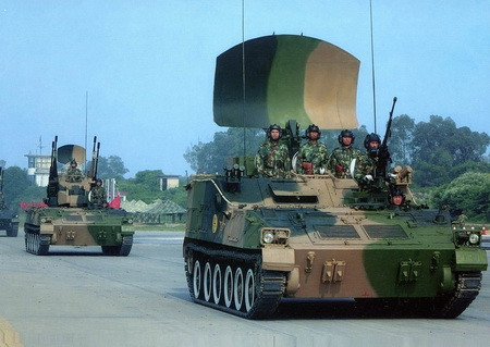 Xe chỉ huy của hệ thống PGZ-04A trang bị radar CLC-2 (đi trước) và xe chiến đấu (đi sau) Xe chỉ huy của hệ thống PGZ-04A trang bị radar CLC-2 (đi trước) và xe chiến đấu (đi sau)