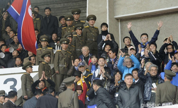 Mọi hoạt động của các cổ động viên nước ngoài đều được an ninh theo dõi sát sao. Mọi hoạt động của các cổ động viên nước ngoài đều được an ninh theo dõi sát sao.