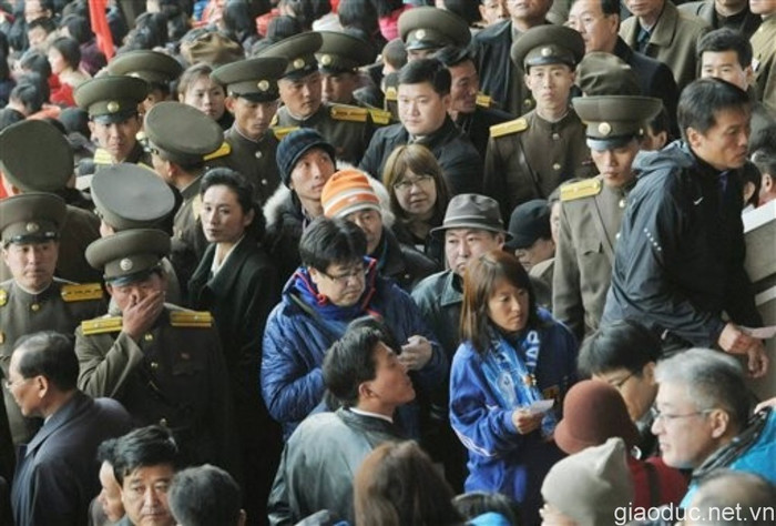 Mọi hoạt động của các cổ động viên nước ngoài đều được an ninh theo dõi sát sao. Mọi hoạt động của các cổ động viên nước ngoài đều được an ninh theo dõi sát sao.