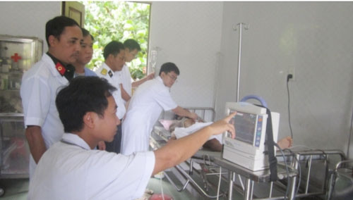 Tổ quân y Bệnh viện TƯQĐ 108 nối thành công cẳng chân ngư dân Phan Văn Nhuận, phường Phú Đông, Phú Yên bị cá mập nhám cắn đứt.