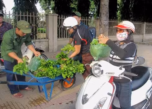 Nhiều người ghé mua rau của các chú bộ đội trên đường Hoàng Hoa Thám. Ảnh: Quốc Bảo
