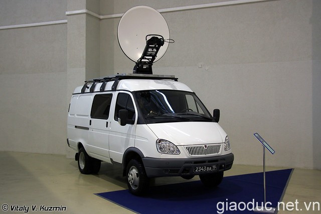 Xe gắn thiết bị thu phát vệ tinh viễn thông. Xe gắn thiết bị thu phát vệ tinh viễn thông.