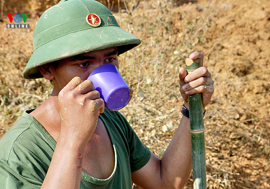 Những giọt mồ hôi của các anh đã giúp người dân vùng lũ nhanh chóng vượt qua được khó khăn.