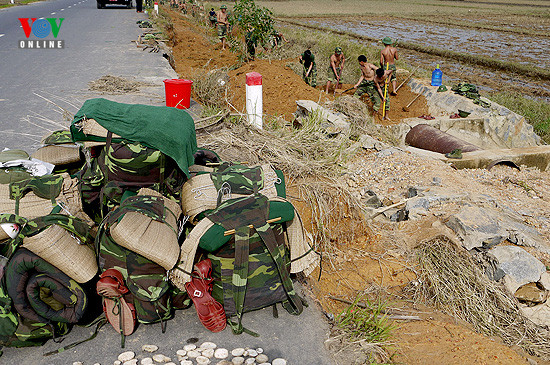 Ba lô để vệ đường, lao ngay vào công việc.