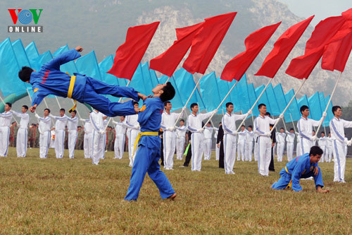 Tiết mục do gần 1000 cán bộ trường sĩ quan Đặc công, Binh chủng đặc công, đoàn nghi lễ quân đội, CLB võ thuật thuộc trung tâm thể dục thể thao quốc phòng 2 QK7 trình diễn. Tiết mục do gần 1000 cán bộ trường sĩ quan Đặc công, Binh chủng đặc công, đoàn nghi lễ quân đội, CLB võ thuật thuộc trung tâm thể dục thể thao quốc phòng 2 QK7 trình diễn.