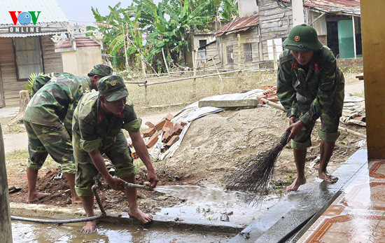 Dọn rửa bùn trường mẫu giáo ở Đại Hưng (Đại Lộc).