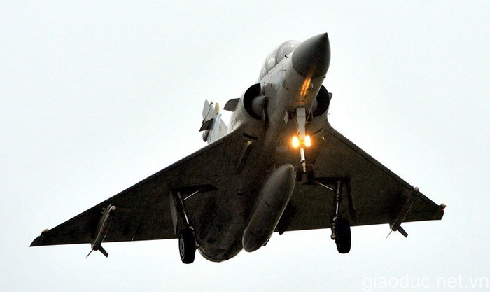 Tiêm kích Mirage 2000-5 của Không quân Đài Loan do Pháp chế tạo. Tiêm kích Mirage 2000-5 của Không quân Đài Loan do Pháp chế tạo.