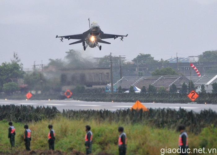 Tiêm kích tấn công F-16 (do Mỹ sản xuất) của Không quân Đài Loan. Tiêm kích tấn công F-16 (do Mỹ sản xuất) của Không quân Đài Loan.