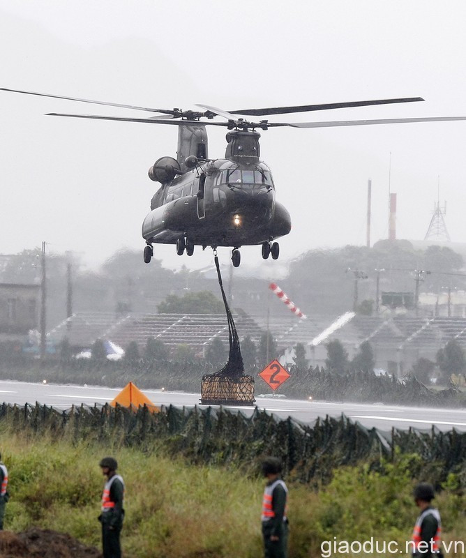 Trực thăng vận tải CH-47 Chinook do Mỹ sản xuất đang có trong biên chế của quân đội Đài Loan. Trực thăng vận tải CH-47 Chinook do Mỹ sản xuất đang có trong biên chế của quân đội Đài Loan.