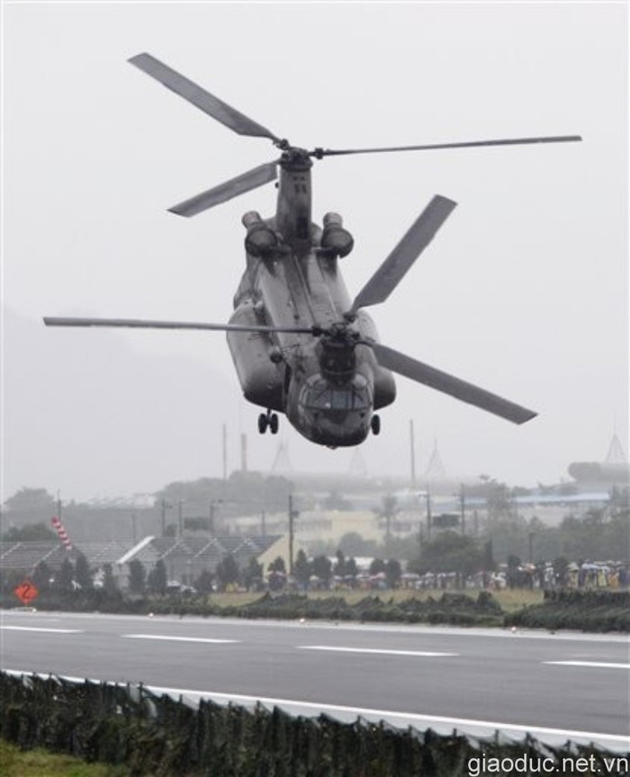 Trực thăng vận tải CH-47 Chinook do Mỹ sản xuất đang có trong biên chế của quân đội Đài Loan. Trực thăng vận tải CH-47 Chinook do Mỹ sản xuất đang có trong biên chế của quân đội Đài Loan.