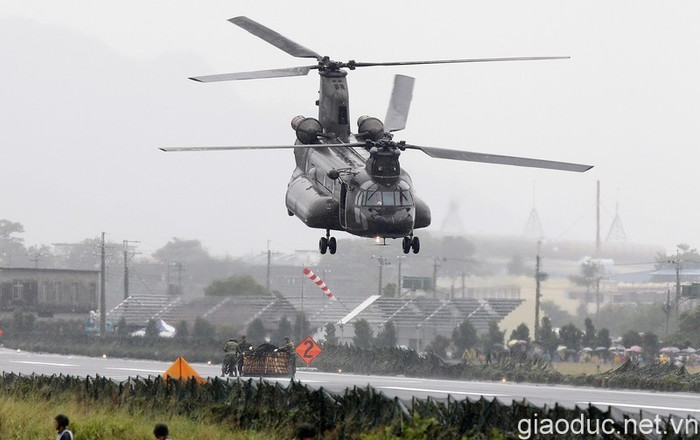 Trực thăng vận tải CH-47 Chinook do Mỹ sản xuất đang có trong biên chế của quân đội Đài Loan. Trực thăng vận tải CH-47 Chinook do Mỹ sản xuất đang có trong biên chế của quân đội Đài Loan.