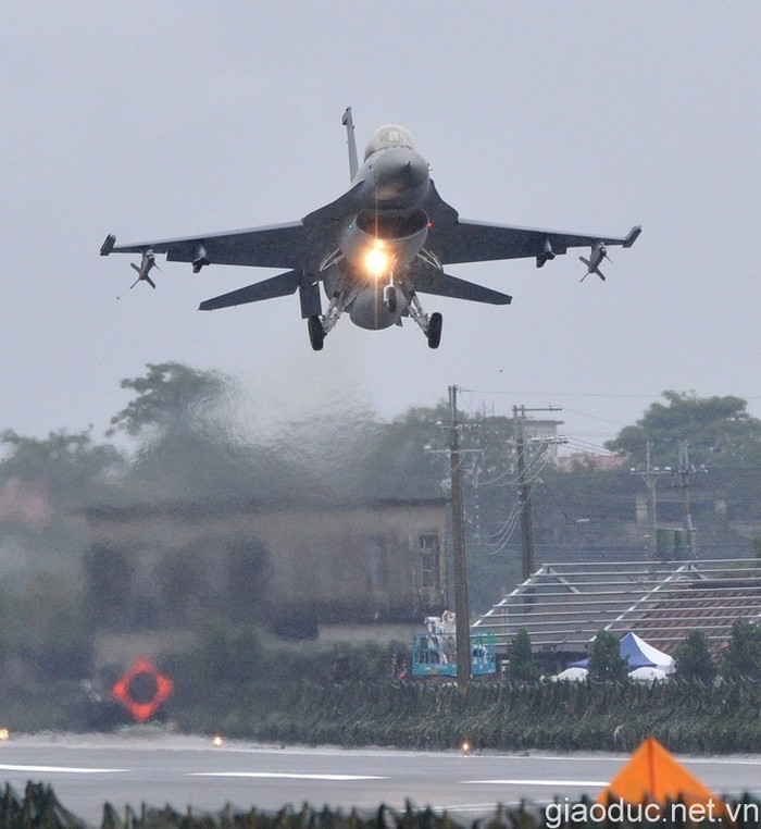 Tiêm kích tấn công F-16 (do Mỹ sản xuất) của Không quân Đài Loan. Tiêm kích tấn công F-16 (do Mỹ sản xuất) của Không quân Đài Loan.