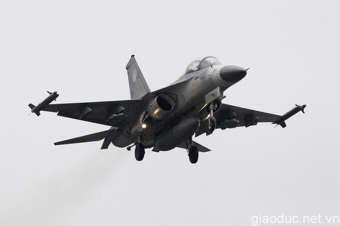 Tiêm kích tấn công F-16 (do Mỹ sản xuất) của Không quân Đài Loan. Tiêm kích tấn công F-16 (do Mỹ sản xuất) của Không quân Đài Loan.