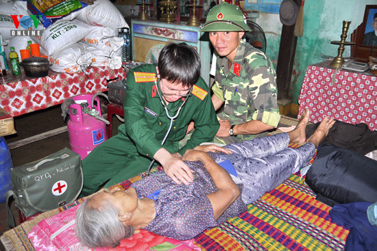 Thăm khám bệnh cho mẹ Đặng Thị Lương (thôn Cẩm Toại Đông).