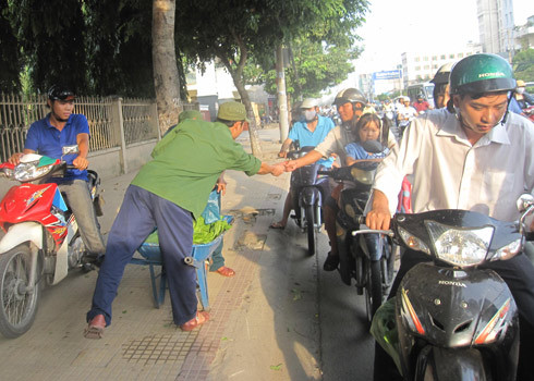 Nhiều người xếp hàng chờ mua rau của lính. Ảnh: Quốc Bảo