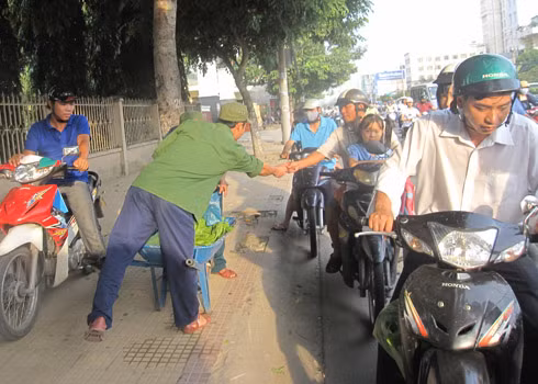 Nhiều người xếp hàng chờ mua rau của lính. Ảnh: Quốc Bảo