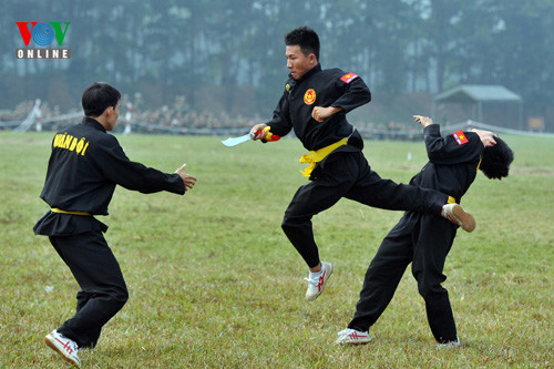 Những động tác của các chiến sỹ cực kỳ nhanh nhẹn và chính xác. Những động tác của các chiến sỹ cực kỳ nhanh nhẹn và chính xác.