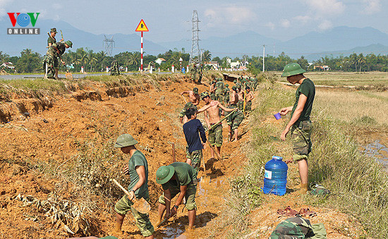 Buổi trưa, các chiến sỹ cũng không nghỉ.