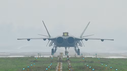 Máy bay chiến đấu tàng hình J-20 - Ảnh: Huanqiu