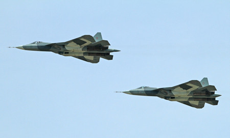 Hai mẫu thử nghiệm đầu tiên của máy bay Su-T-50 tham gia bay trình diễn tại triển lãm MAKS-2011.