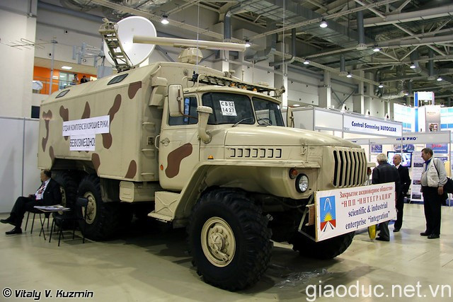 Tổ hợp thiết bị kiểm soát vô tuyến hàng hải, không trung lắp trên khung gầm xe tải Ural-43203-01. Tổ hợp thiết bị kiểm soát vô tuyến hàng hải, không trung lắp trên khung gầm xe tải Ural-43203-01.