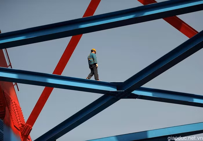 Một công nhân đang đi trên những khung thép cỡ lớn phục vụ cho quá trình xây dựng một tuyến đường sắt mới ở Hợp Phì, Trung Quốc.