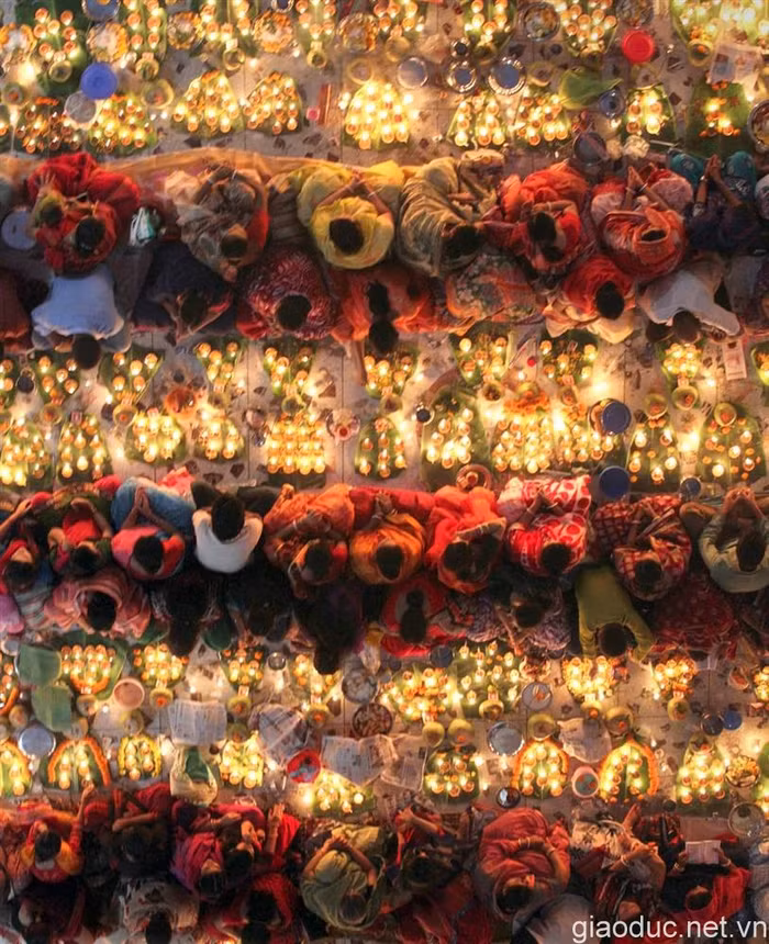 Các tín đồ Hindu tại Dhaka, Bangladesh trong khi hành lễ