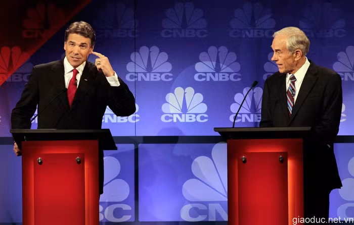 Hai ứng cử viên tham gia tranh cử tổng thống Mỹ đang tranh luận trực tiếp trên truyền hình. Có đến 8 ứng viên của Đảng Cộng hoà tham gia cuộc tranh luận được tổ chức tại Đại học Oakland ở Rochester, Michigan.