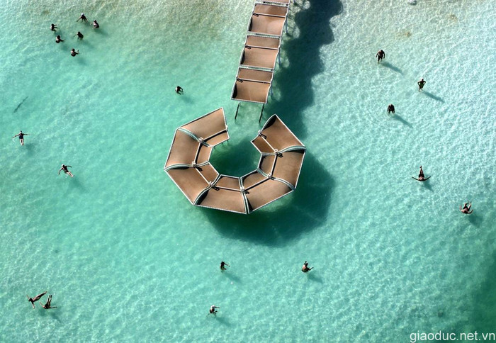 Du khách thoả thích đùa nghịch tại khu vực tắm nhiều muốn khoáng trên bờ Biển Chết ở Ein Boqek, Israel.