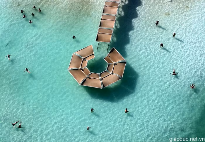 Du khách thoả thích đùa nghịch tại khu vực tắm nhiều muốn khoáng trên bờ Biển Chết ở Ein Boqek, Israel.