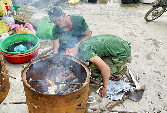 Anh nuôi chuẩn bị bữa trưa dã ngoại.