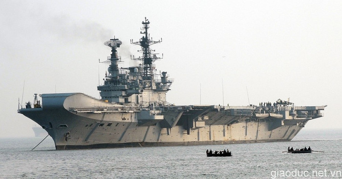 Theo các website quân sự Ấn Độ, đây là truyền thống bắt nguồn từ nghi thức của Hải quân Anh.