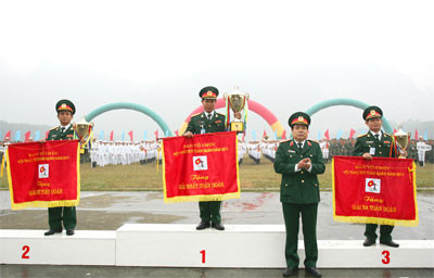 Bộ trưởng Phùng Quang Thanh trao giải nhất, nhì, ba toàn đoàn. Ảnh: Trọng Hải