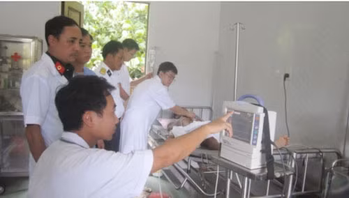 Tổ quân y Bệnh viện TƯQĐ 108 nối thành công cẳng chân ngư dân Phan Văn Nhuận, phường Phú Đông, Phú Yên bị cá mập nhám cắn đứt.