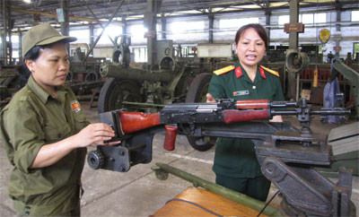 Trung tá QNCN Lê Thị Cẩm Tú (bên phải) hướng dẫn thợ sử dụng “Giá bắn thử súng tiểu liên AK sau sửa chữa”. Trung tá QNCN Lê Thị Cẩm Tú (bên phải) hướng dẫn thợ sử dụng “Giá bắn thử súng tiểu liên AK sau sửa chữa”.